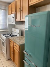 6827 N Oakley Ave in Chicago, IL - Building Photo - Building Photo