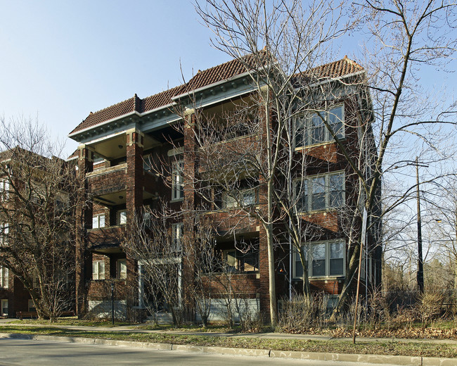 2555 Kenilworth Rd in Cleveland, OH - Foto de edificio - Building Photo