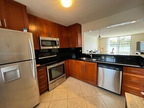 4000 NE 169th St in North Miami Beach, FL - Building Photo - Building Photo