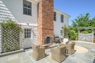 135 Little Plains Rd in Southampton, NY - Building Photo - Building Photo