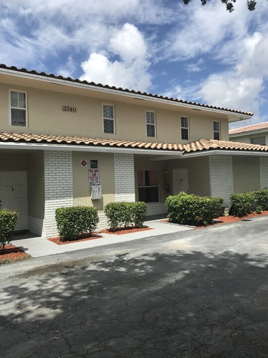 3740 Riverside Dr in Coral Springs, FL - Building Photo