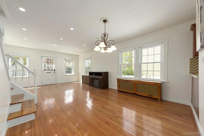 353 W Jamaica Ave in Valley Stream, NY - Building Photo - Building Photo