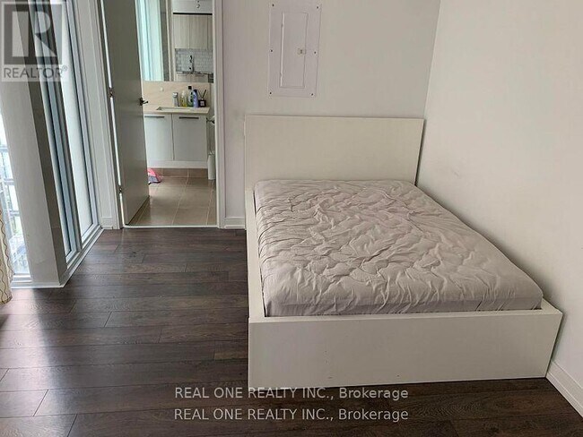 28 Wellesley St E in Toronto, ON - Building Photo - Building Photo