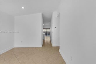 8811 NW 112th Terrace in Hialeah Gardens, FL - Building Photo - Building Photo
