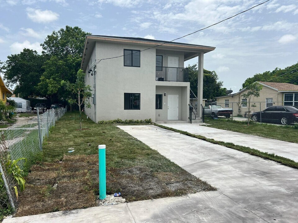 3076 NW 59th St in Miami, FL - Building Photo