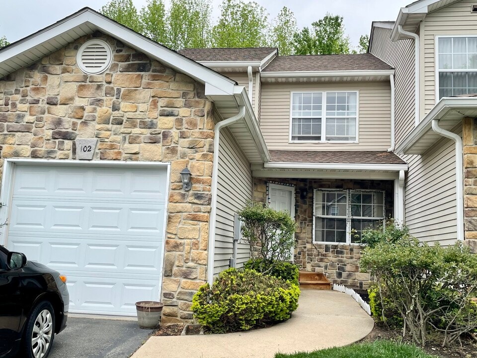 102 Falcongate Dr in Monmouth Junction, NJ - Building Photo