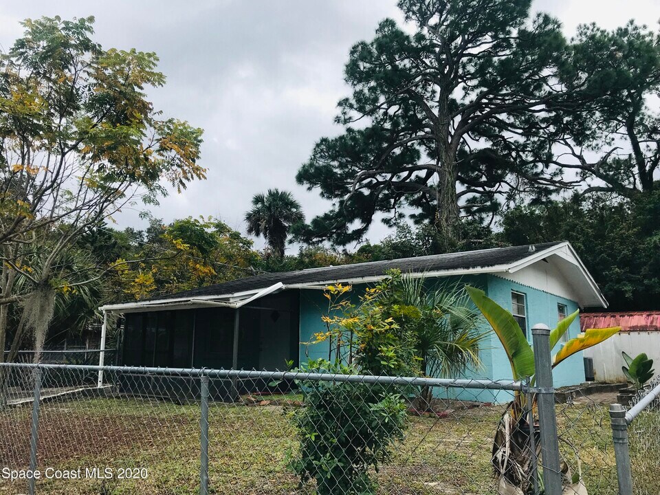 209 Birch St in Titusville, FL - Foto de edificio