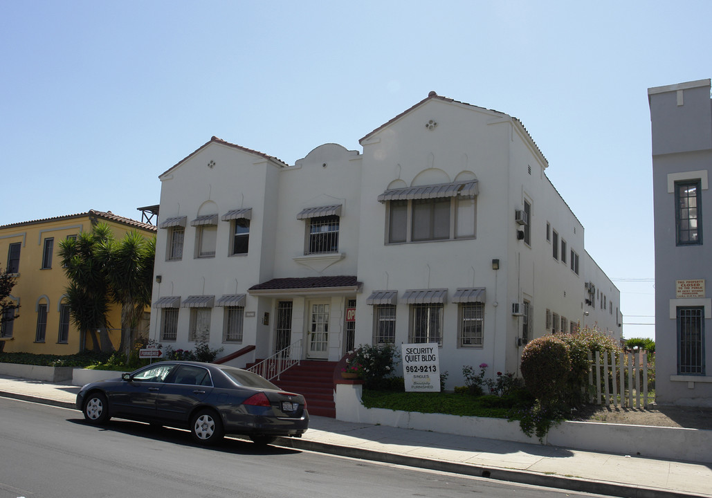 155 S Manhattan Pl in Los Angeles, CA - Building Photo