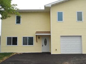 904 Spring Lake Rd, Unit 1 in Cloquet, MN - Foto de edificio - Building Photo