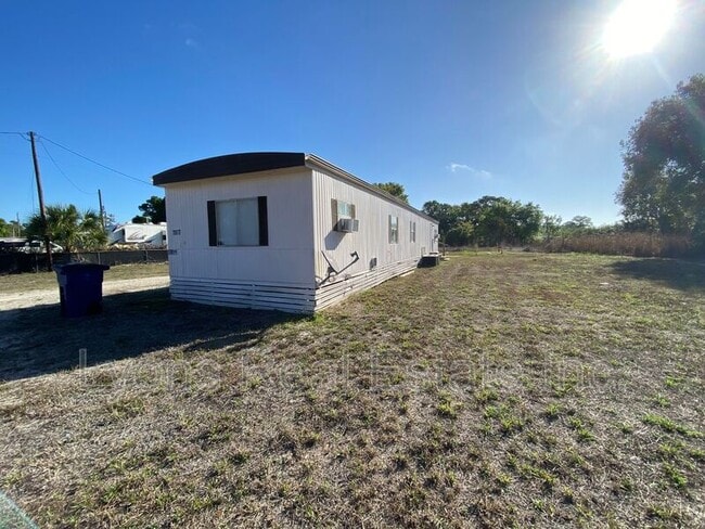 7877 Suncoast Dr in North Fort Myers, FL - Foto de edificio - Building Photo