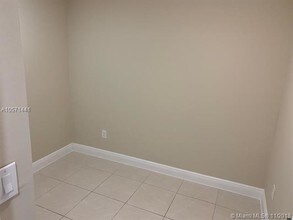 486 NW 165th St-Unit -B-605 in Miami, FL - Building Photo - Building Photo