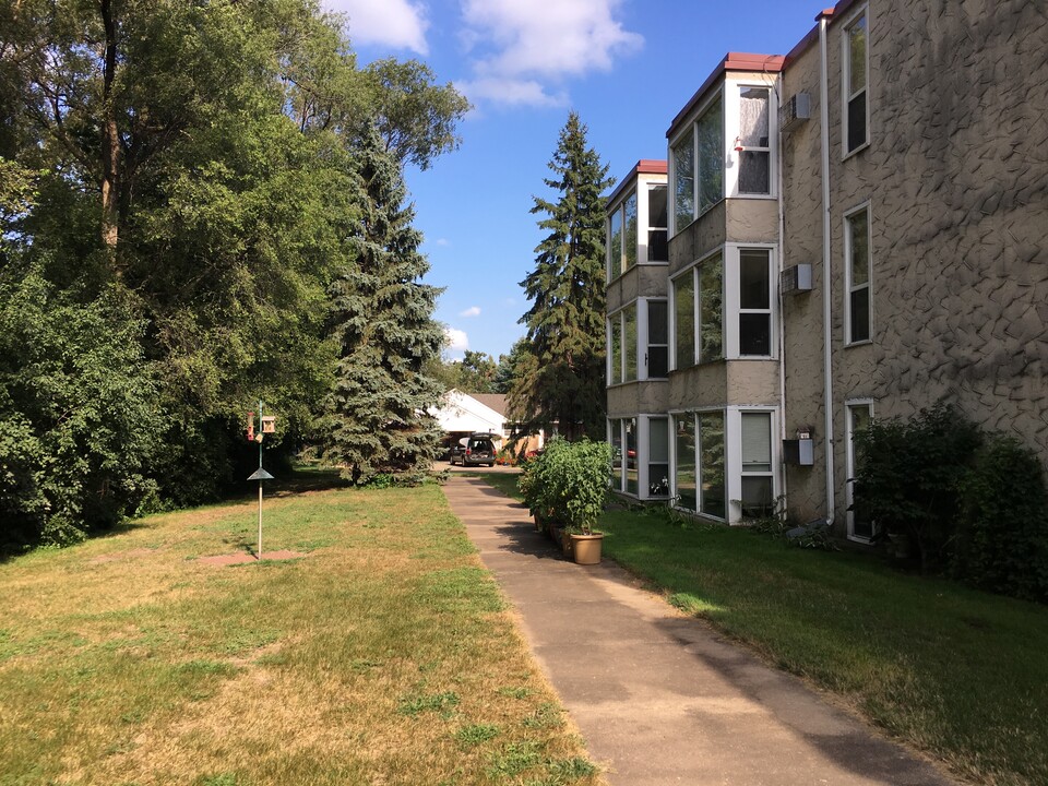 405 10th Ave N, Unit 203 in South St. Paul, MN - Foto de edificio