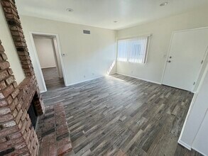 5382 Circle Dr, Unit 2 in Sherman Oaks, CA - Foto de edificio - Building Photo