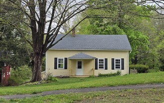 17 Pleasant St in Woodbury, CT - Building Photo
