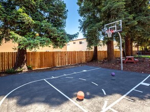 Greenleaf in Hayward, CA - Foto de edificio - Building Photo