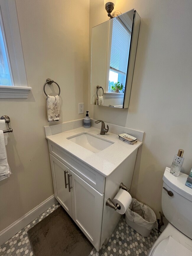 925-927-927 Massachusetts Ave, Unit #6 in Arlington, MA - Foto de edificio - Building Photo