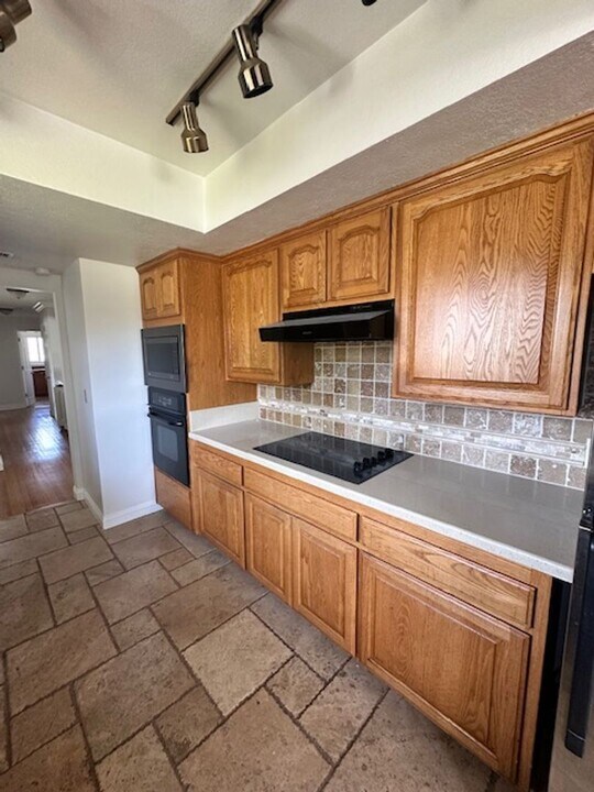 12551 Bubbling Well Rd in Santa Ana, CA - Building Photo
