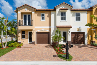 Emerald Landings in Tamarac, FL - Building Photo - Building Photo