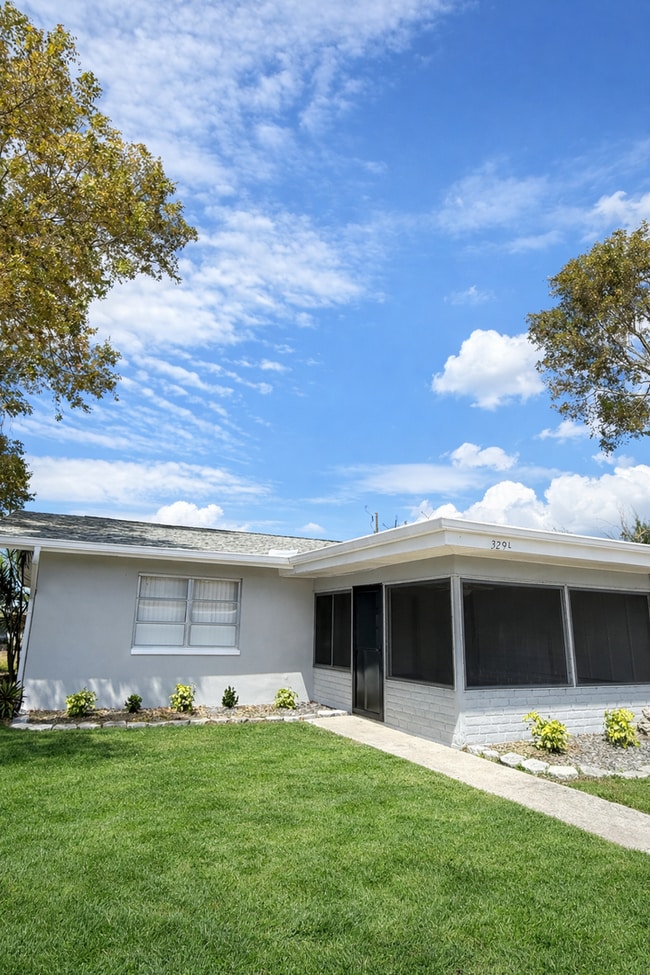 329 Tudor Dr in Cape Coral, FL - Building Photo - Building Photo