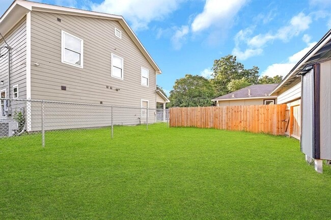 603 Booker T Washington St in Conroe, TX - Building Photo - Building Photo