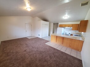 695 John Adams Pkwy, Unit 2 in Idaho Falls, ID - Foto de edificio - Building Photo