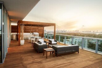 2901 Collins Ave in Miami Beach, FL - Foto de edificio - Building Photo