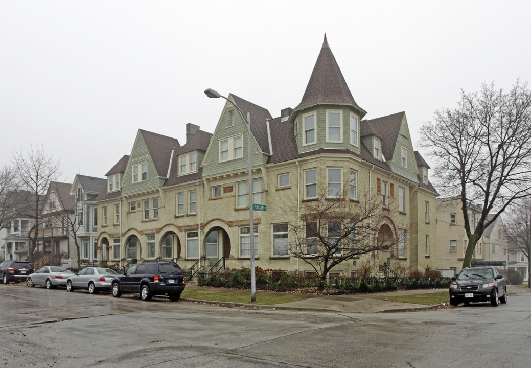 731 E Pleasant St in Milwaukee, WI - Foto de edificio