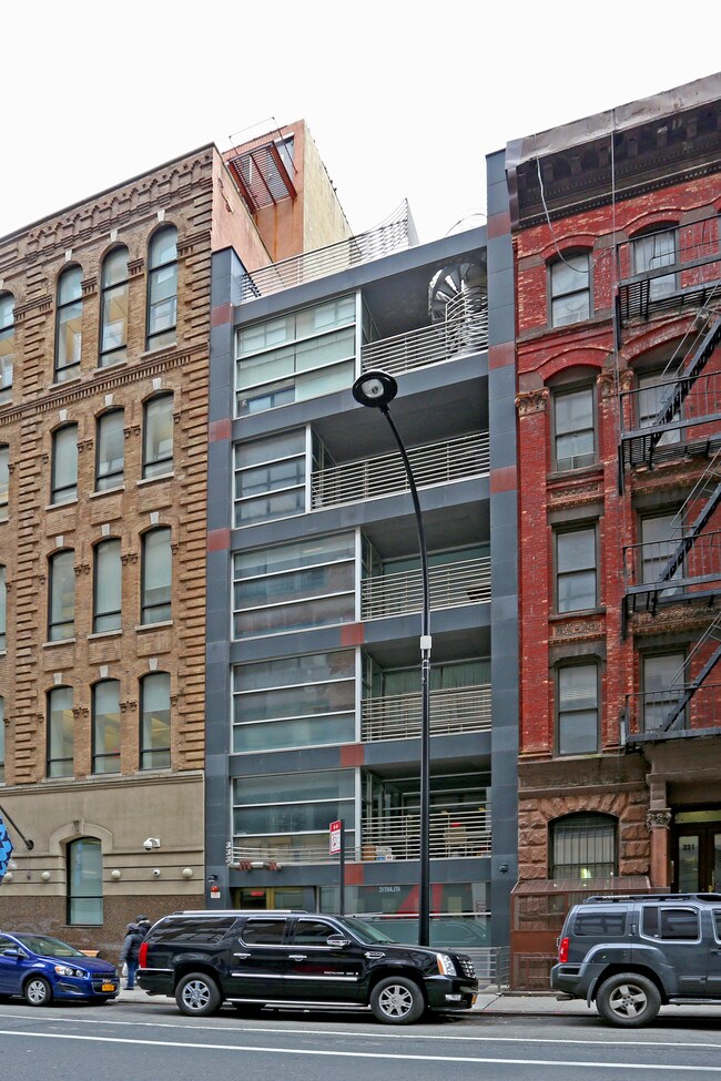 333 W 16th St in New York, NY - Building Photo - Building Photo