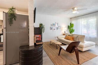 22 SE 13th Terrace in Dania Beach, FL - Building Photo - Building Photo