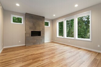 13822 SE Glenwood St in Portland, OR - Building Photo - Building Photo