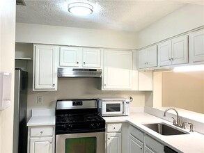 6650 Wellington Square in Norcross, GA - Foto de edificio - Building Photo