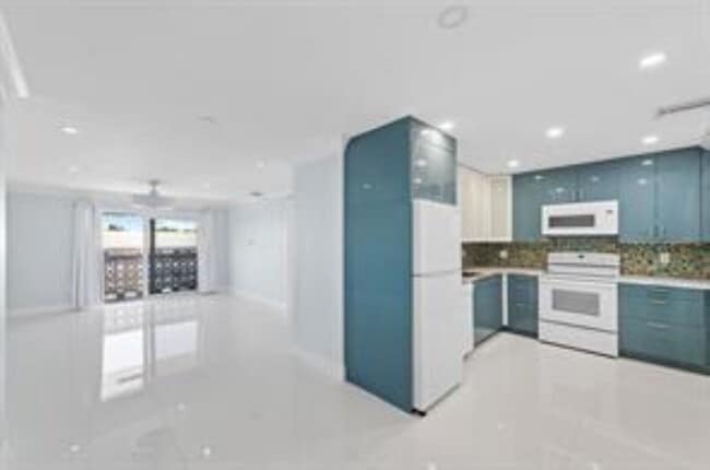 property at 3220 Bayview Dr