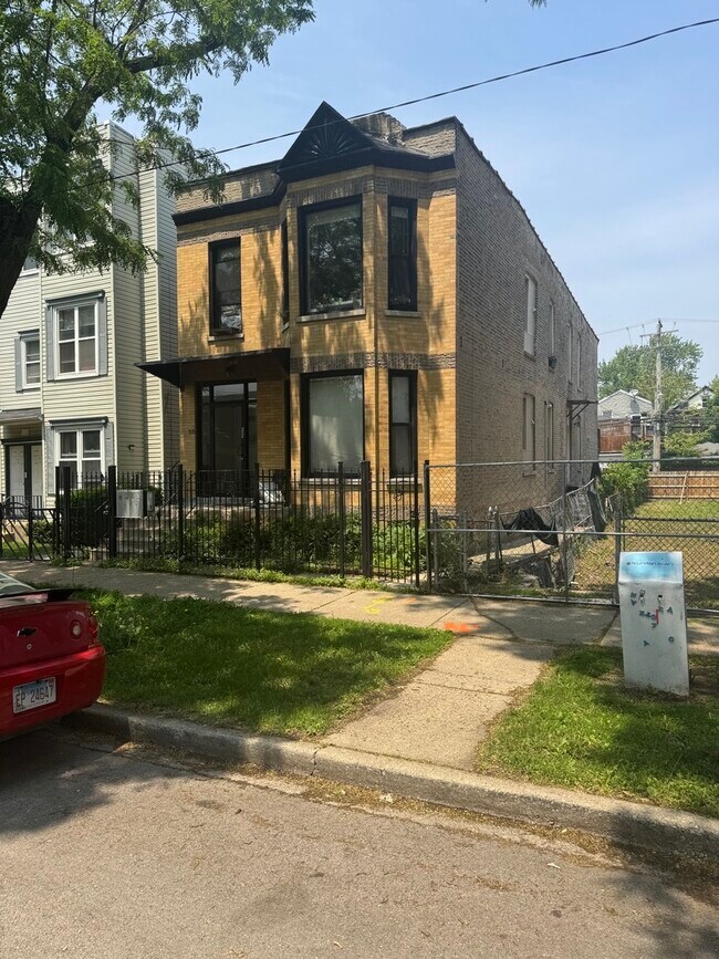 property at 2640 W Cortland St