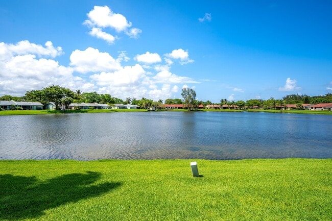 17 Mayfair Ln in Boynton Beach, FL - Building Photo - Building Photo