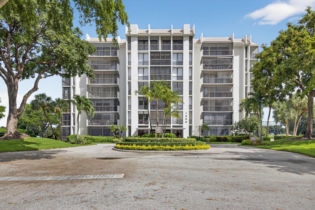 1615 Bridgewood Dr in Boca Raton, FL - Foto de edificio