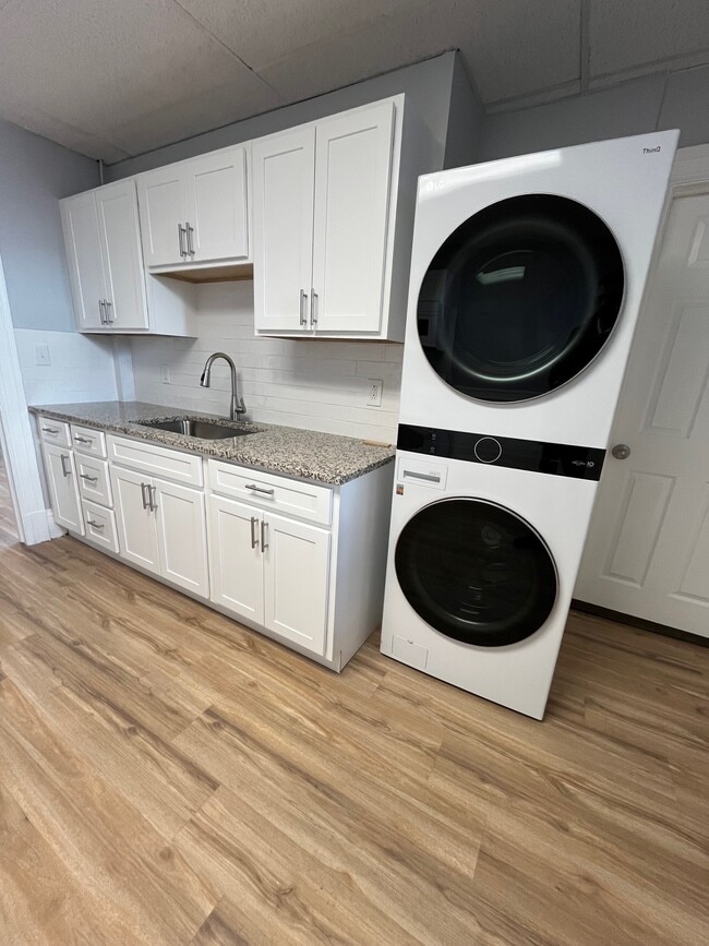 167 Park Rd, Unit 3-e in West Hartford, CT - Building Photo - Building Photo