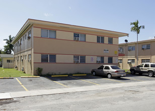 Lion King Apartments in North Miami, FL - Building Photo - Building Photo