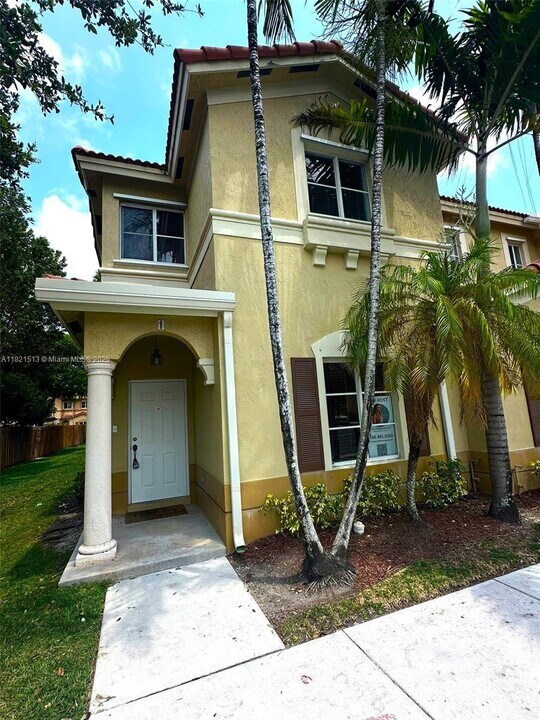8463 NW 107th Path in Doral, FL - Building Photo