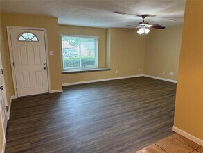 200 Shadow Oaks Dr in Conroe, TX - Foto de edificio - Building Photo