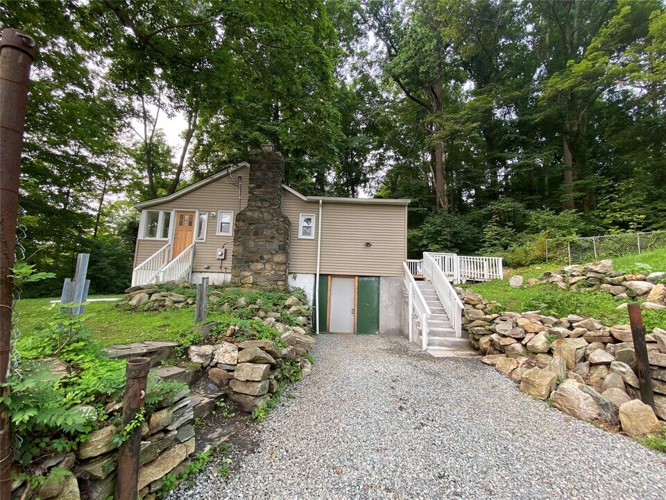 23 Barrett Hill Rd in Carmel, NY - Building Photo