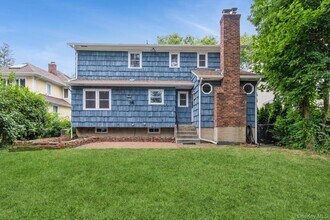 22 Central St in Huntington, NY - Building Photo - Building Photo
