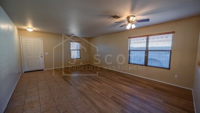3027 W Red Fox Rd in Phoenix, AZ - Foto de edificio - Building Photo