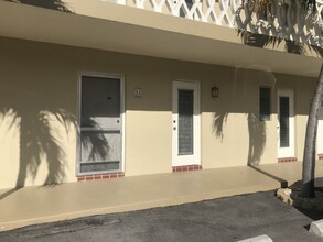 450 Golden Isles Dr, Unit 1G in Hallandale Beach, FL - Building Photo - Building Photo