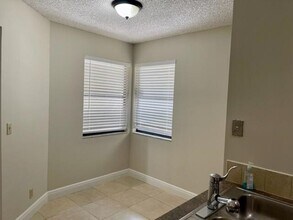 12220 Sag Harbor Ct-Unit -4 in Wellington, FL - Foto de edificio - Building Photo