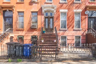 813 Herkimer St in Brooklyn, NY - Foto de edificio - Building Photo