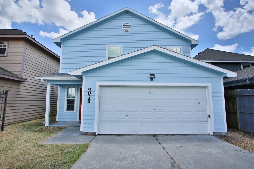 9038 McGallion Rd in Houston, TX - Building Photo