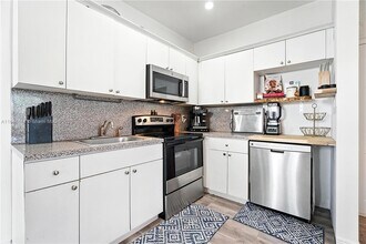 934 Michigan Ave, Unit 209 in Miami Beach, FL - Building Photo - Building Photo