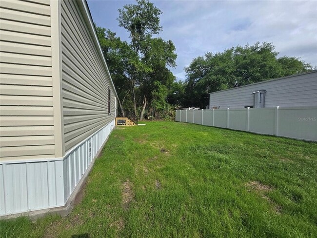 24048 Ermine Rd in Astor, FL - Foto de edificio - Building Photo