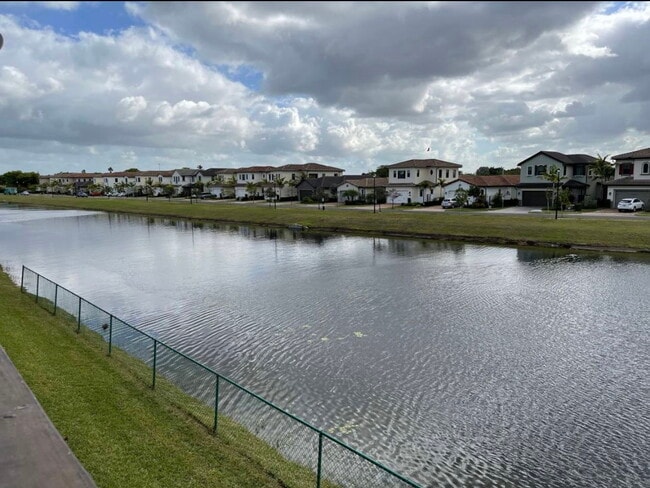 405 SW 113th Way in Pembroke Pines, FL - Building Photo - Building Photo