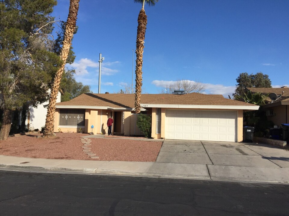 557 Sheffield Dr in Henderson, NV - Building Photo